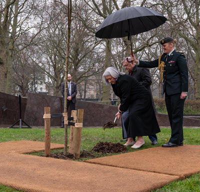La gouverneure générale Mary Simon plaçant une pelletée de terre au pied d’un arbre.