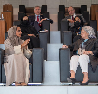 La gouverneure générale Mary Simon est assise à côté de Son Excellence la cheikha Hind bint Hamad Al Thani.