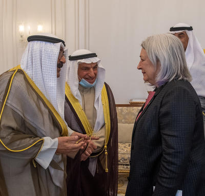 La gouverneure générale Mary Simon parle à Son Altesse le cheikh Mishal Al-Ahmad Al-Jaber Al-Sabah, prince héritier du Koweït. M. Whit Fraser est debout derrière eux.