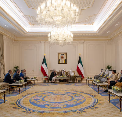 Wide angle view of Governor General Mary Simon talking with His Highness Sheikh Mishal Al-Ahmad Al-Jaber Al-Sabah, the Crown Prince of Kuwait.