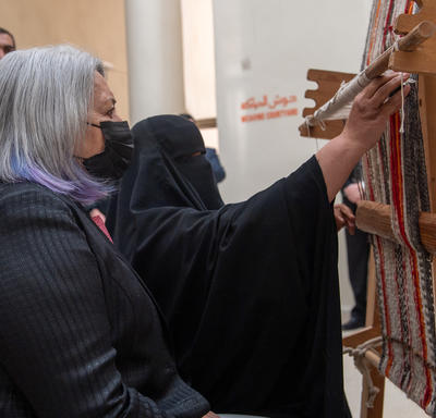 Governor General Mary Simon is watching a weaving demonstration at Sadu House. 