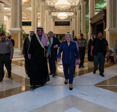 La gouverneure générale marche à côté de Son Altesse Sheikh Sabah Khaled Al-Hamad Al-Sabah, Premier ministre du Koweït.