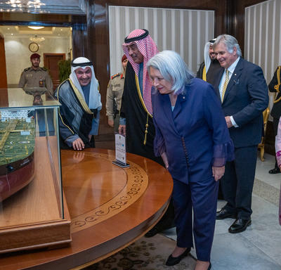 La gouverneure générale regarde une exposition à côté de Son Altesse Sheikh Sabah Khaled Al-Hamad Al-Sabah, Premier ministre du Koweït.