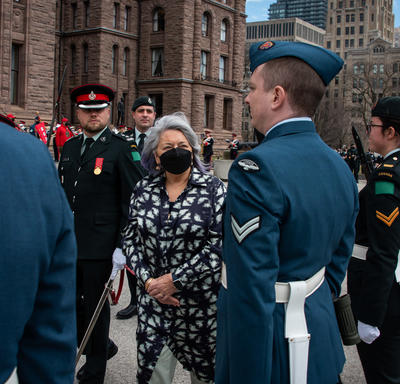 La gouverneure générale Simon passe devant des membres des Forces armées canadiennes à Queen’s Park.