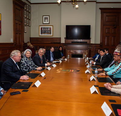 Leurs Excellences, le premier ministre Doug Ford et les membres du Conseil de leadership des Premières nations et des chefs de l'Ontario sont assis à une table.