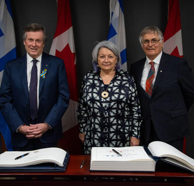 e gauche à droite : Le maire de Toronto John Tory, la gouverneure générale Mary Simon et M. Whit Fraser.