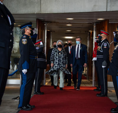 La gouverneure générale Mary Simon marche à côté du maire de Toronto John Tory. Ils portent des masques.