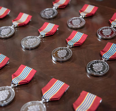 Rangées de Médailles du souverain pour les bénévoles.