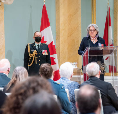 La gouverneure générale, debout sur un podium, s’adresse à la salle pendant la cérémonie de remise de la Médaille du souverain pour les bénévoles