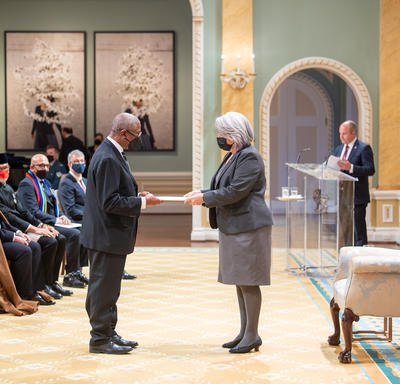 Son Excellence monsieur Gline Arley Clarke, Haut-commissaire de la Barbade, présente sa lettre à Son Excellence.