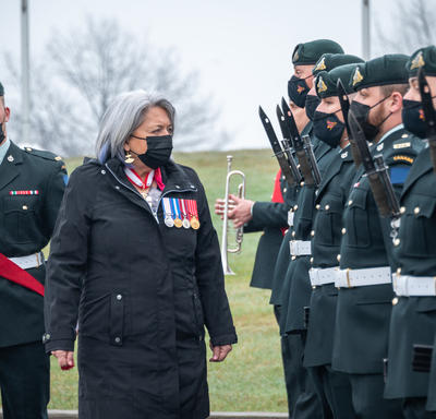 La gouverneure générale Mary Simon marche devant des militaires en uniforme. Elle inspecte le Royal 22e Régiment.