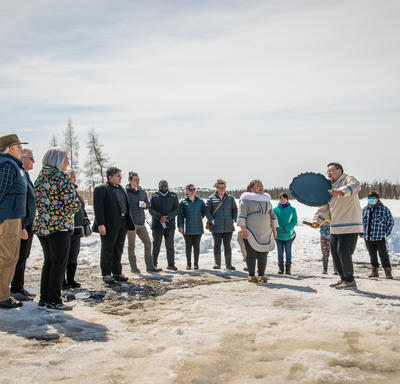 Un groupe de personnes, dont la gouverneure générale, assiste à un spectacle en plein air.
