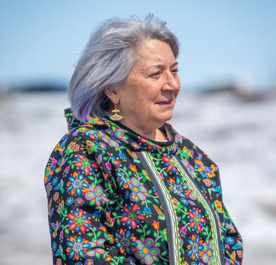 La gouverneure générale porte une chemise à capuche magnifiquement décorée.