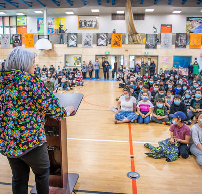 La gouverneure générale s'adresse à des étudiants dans un gymnase.