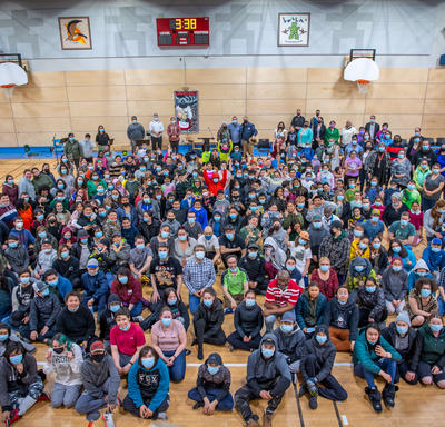 Vue du public dans un gymnase.