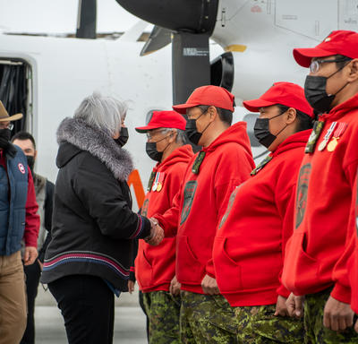 La gouverneure générale serre la main des membres de la garde des Rangers canadiens.