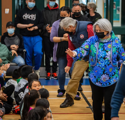 La gouverneure générale salue des étudiants alors qu'elle entre dans un gymnase.