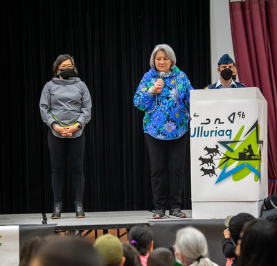 La gouverneure générale s'exprime sur un podium dans une école.