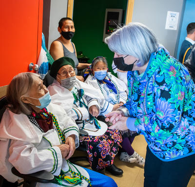 La gouverneure générale s'entretient avec des personnes de la communauté.