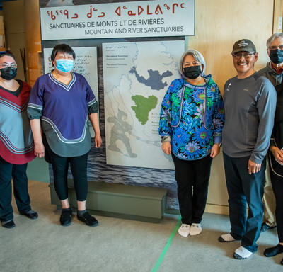 La gouverneure générale pose pour une photo près d'un panneau du centre d'interprétation du parc national de Kuururjuaq.