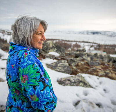 La gouverneure générale regarde le pays. Elle sourit.