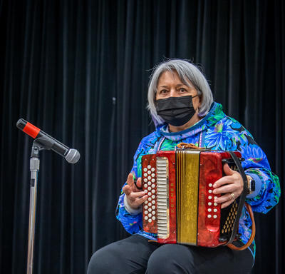 La gouverneure générale joue de l'accordéon.