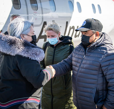 La gouverneure générale serre la main du maire d’Inukjuak.