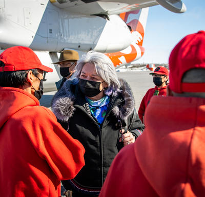 La gouverneure générale serre la main des membres de la garde des Rangers canadiens.