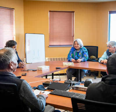 La gouverneure générale est assise dans une salle de conférence.