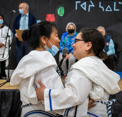 Leurs Excellences assistent à la prestation de deux chanteurs de gorge.