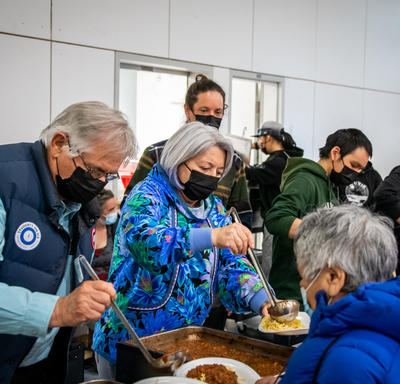 Leurs Excellences servent les repas.