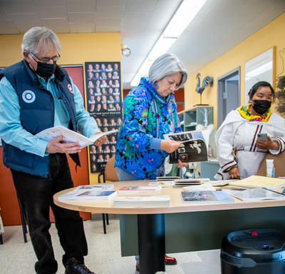 Leurs Excellences regardent des livres d'information.
