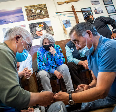 Un homme fait une démonstration avec un couteau et une corde.