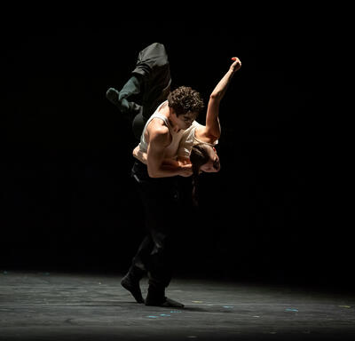 Deux membres du Ballet BC dansent un duo.