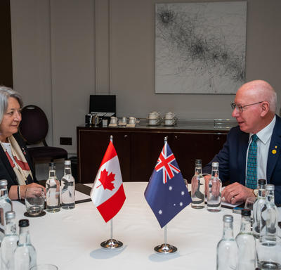La gouverneure générale Simon est assise à une table avec David Hurley, gouverneur général de l'Australie.