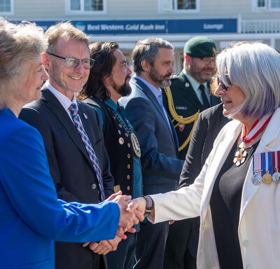 La gouverneure générale serre la main des gens à son arrivée au Yukon.