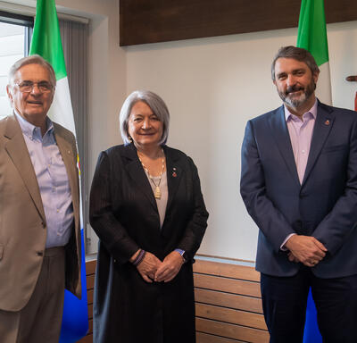 De gauche à droite : Son Excellence M. Fraser, Son Excellence Mary Simon et l'honorable Sandy Silver, premier ministre du Yukon.