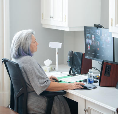 La gouverneure générale Mary Simon est assise devant un ordinateur et participe à une cérémonie de remise de prix virtuelle.