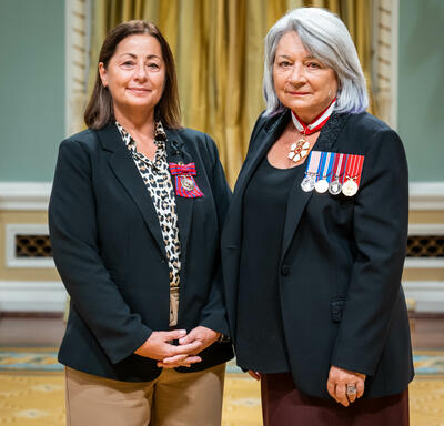 La récipiendaire de la bravoure Margaret Irene Bell se tient à côté de la gouverneure générale.