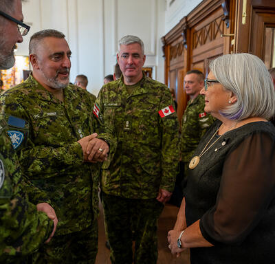 La gouverneure générale Simon parle avec des membres des Forces armées canadiennes.