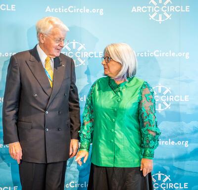 La gouverneure générale Mary Simon se tient à la gauche de M. Ólafur Ragnar Grímsson. L'affiche bleu clair derrière eux porte les mentions « ArcticCicle.org » et « Cercle arctique » en anglais.