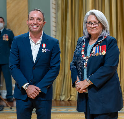 Mitch Garber est debout à côté de la gouverneure générale.