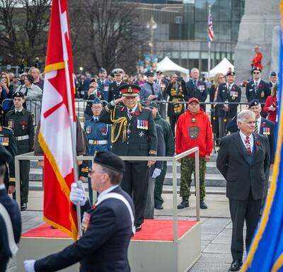 La gouverneure générale Mary Simon salue. Elle porte l’uniforme de l’Armée canadienne. Il y a une foule derrière elle.