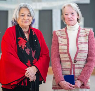 La gouverneure générale se tient à côté d'un lauréat des Prix d'histoire du Gouverneur général pour l'excellence des programmes communautaires.