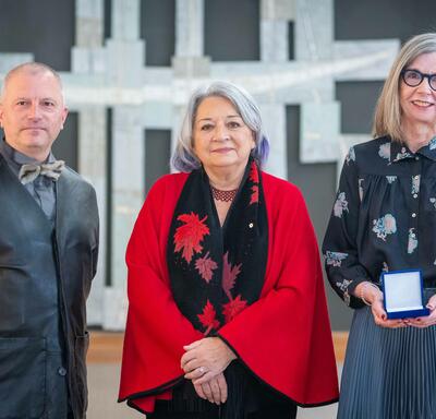 The Governor General is standing between two recipients of the Governor General’s History Award for Excellence in Museums: History Alive!