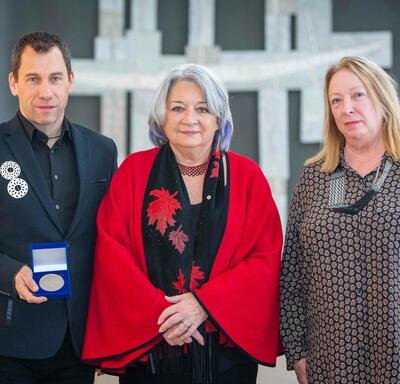 The Governor General is standing between two recipients of the Governor General’s History Award for Excellence in Museums: History Alive!