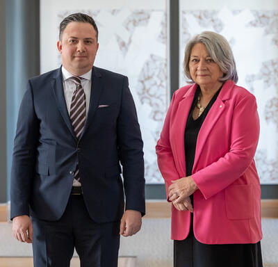 Son Excellence monsieur Sergiu Odainic, Ambassadeur de la République de Moldova, se tient à côté de la gouverneure générale.