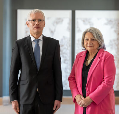 Son Excellence monsieur Olaf Andreas Kjelsen, Ambassadeur de la Confédération suisse, se tient à côté de la gouverneure générale.