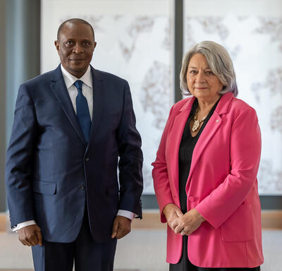 Son Excellence monsieur Joska Kabongo Ngoy, Ambassadeur de la République démocratique du Congo, se tient à côté de la gouverneure générale.