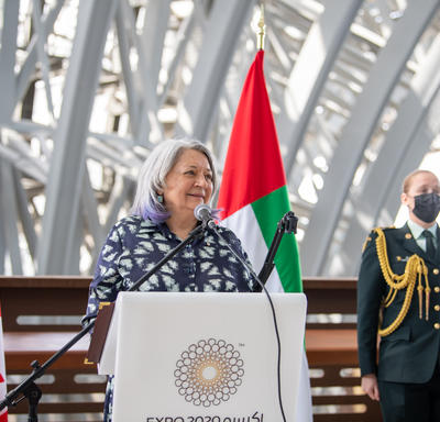 La gouverneure générale sourit depuis le podium de l'Expo 2020 de Dubaï.
